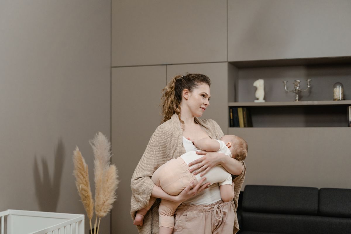 Cai sữa đúng cách: giảm dần từng cữ bú để tránh tắc tia sữa và áp xe vú