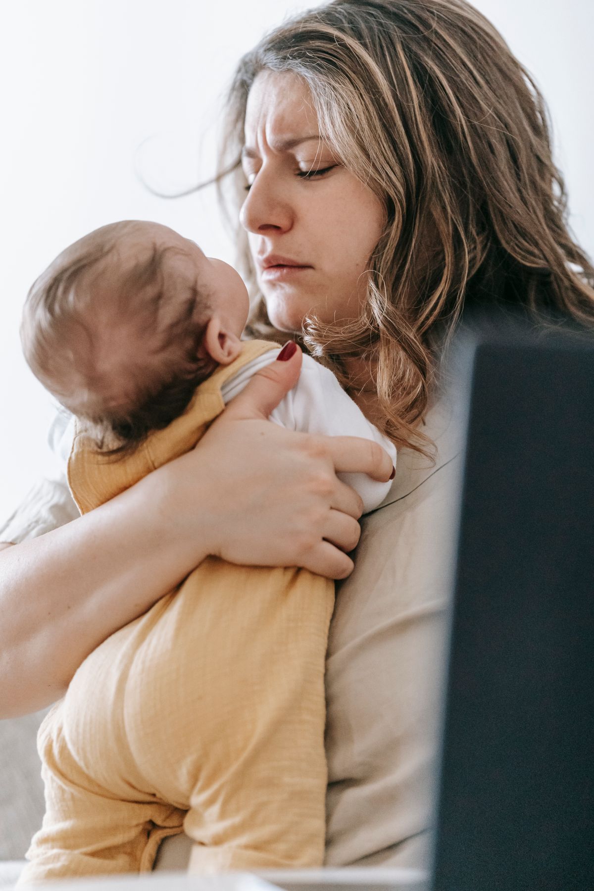 Viêm tuyến vú sau sinh: phân biệt với tắc tia sữa, khi nào cần đi khám